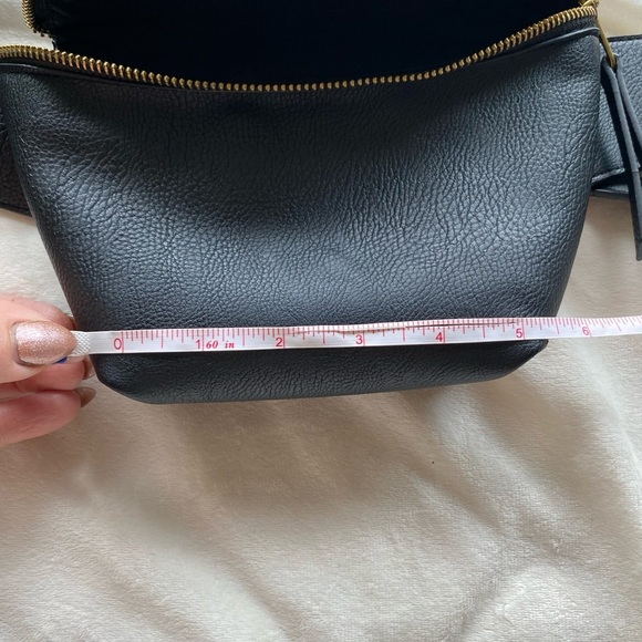 Universal Thread Black Adjustable Crossbody Bag - Picture 5 of 12